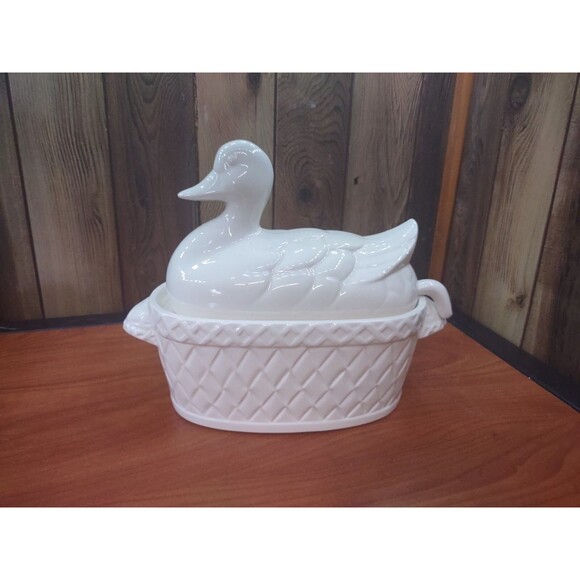 White Ceramic Duck In Basket Soup Tureen Pot Roast Stew Pot w/ Lid & Ladle - Picture 1 of 6
